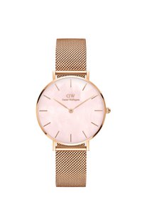 Roséguld klocka med meshband, med en rund urtavla med en ljusrosa pärlemorsfärg och minimalistiska timmarkeringar.