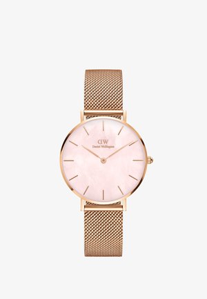 Rózsaarany színű óra hálós pánttal, kerek számlappal, világos rózsaszín gyöngyház felülettel és minimalista órajelzőkkel.