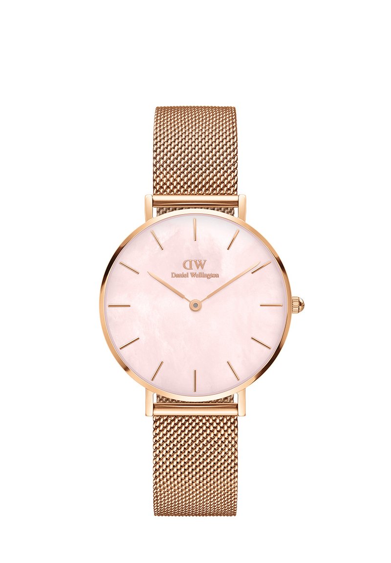 Roséguld klocka med meshband, med en rund urtavla med en ljusrosa pärlemorsfärg och minimalistiska timmarkeringar.