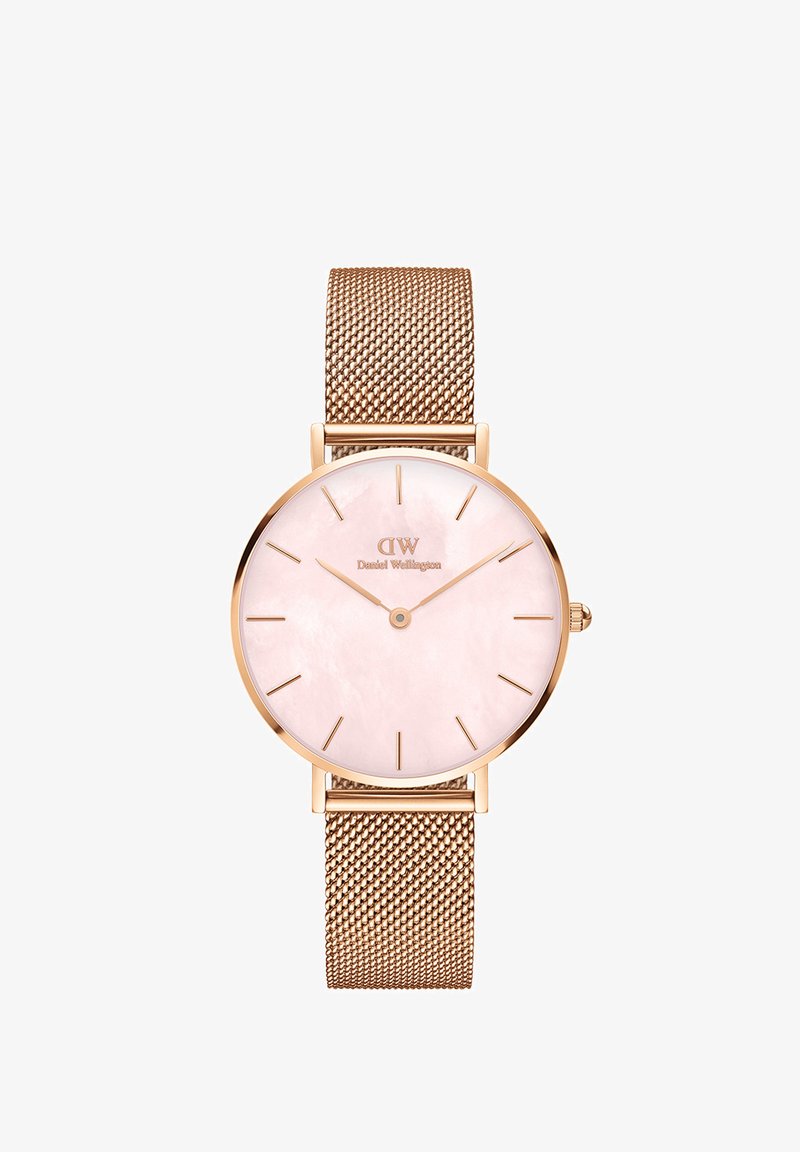 Roosa kuldne kell, millel on võrkkäevõru, ümmarguse diali ja heleda roosa pärlmutter-faasiga ning minimalistlikud tunni markerid.