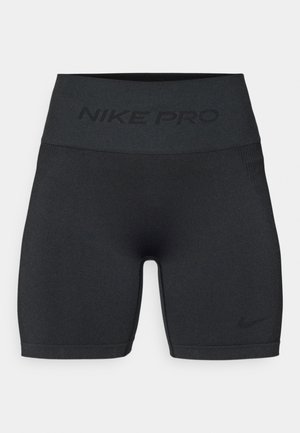 Czarne szorty sportowe Nike Pro z wysokim elastycznym pasem. Materiał jest gładki o dopasowanym kroju. Posiadają subtelne logo Nike.