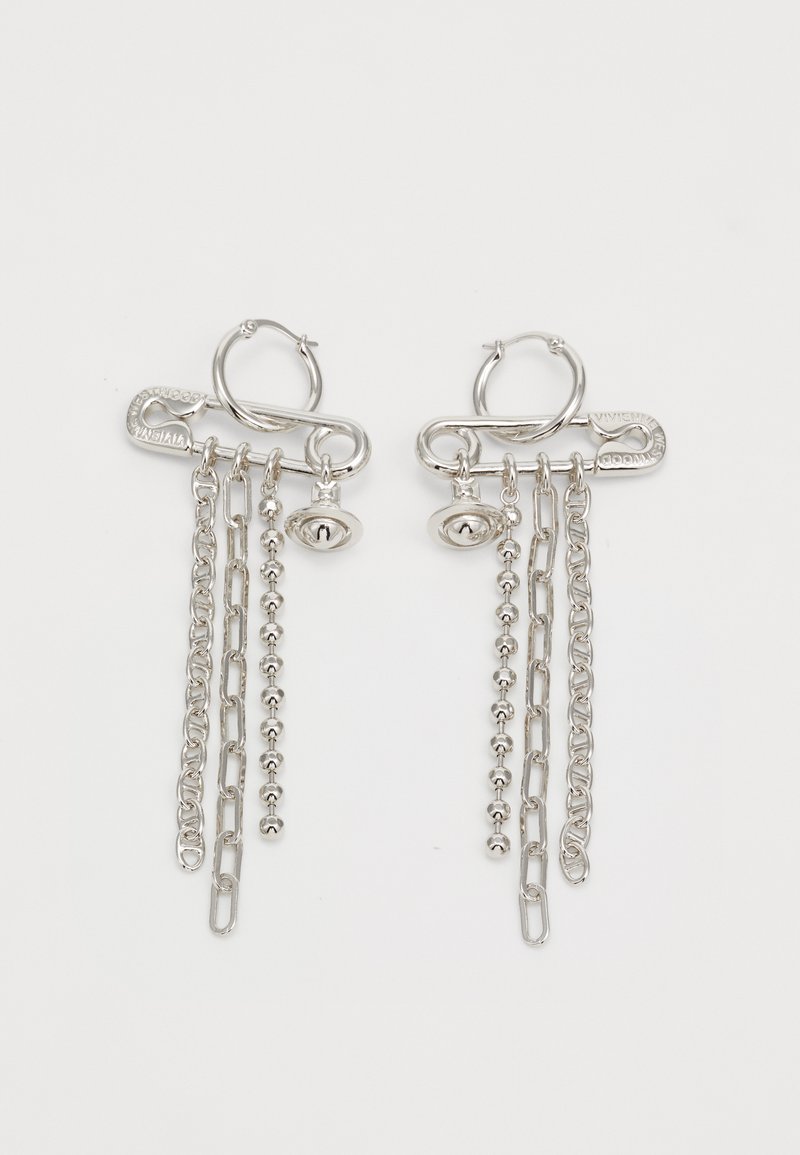 Sidabrinės auskarai su saugos segtuko dizainu, kuriame yra daugybė sujungtų grandinėlių, mažų karoliukų ir apvalaus pakabuko detalė.