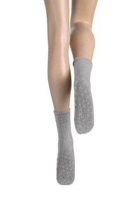 Graue Baumwollknöchelsocken mit geripptem Bund, ausgestattet mit strukturierten, rutschfesten Griffmustern auf den Sohlen. Glatte Oberfläche und leichtes Design.