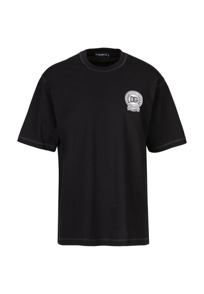 Zwarte katoenen t-shirt met korte mouwen, ronde halslijn, contrasterende stiksels en een ronde logopatch op de linkerborst.