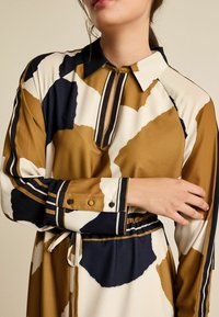 Next COLUMN REGULAR FIT - Paitamekko - black brown ecru cream cow print