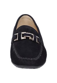 Navy Wildleder Slipper mit runder Zehenform, ausgestattet mit einer dekorativen Doppelschnalle und kontrastierenden Nähten entlang der Kante. Flache Gummisohle.