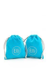 Zwei türkisfarbene Stoffbeutel mit Kordelzug und glatter Textur. Jeder Beutel hat ein weiß gesticktes Logo mit der Aufschrift "Elli."