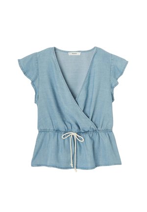Blouse bleu clair à manches courtes de style portefeuille avec col en V, taille élastiquée et cordon blanc à nouer à l'ourlet avant.