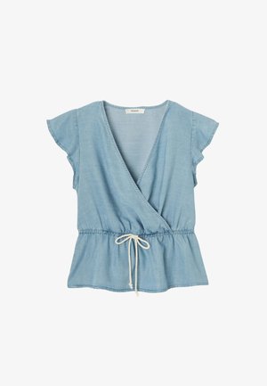 Blouse bleu clair à manches courtes de style portefeuille avec col en V, taille élastiquée et cordon blanc à nouer à l'ourlet avant.