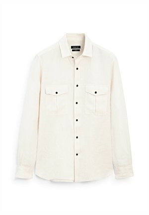 Camicia bianca a maniche lunghe in tessuto leggero, con colletto classico, due tasche sul petto e bottoni neri a contrasto.
