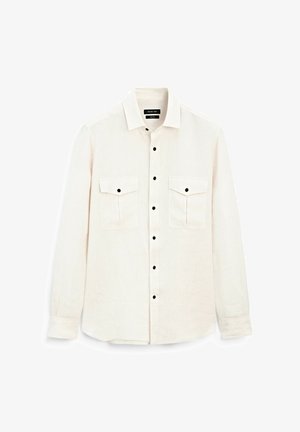 Camicia bianca a maniche lunghe in tessuto leggero, con colletto classico, due tasche sul petto e bottoni neri a contrasto.