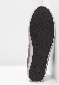 Sole boty Gabor s texturovaným černým gumovým dnem, šedou tkanou síťovinou nahoře a zesíleným okrajem pro zvýšení odolnosti. Velikost 41/2 je viditelná.