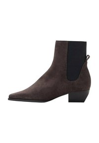Stivale alla caviglia in suede grigio scuro con punta affusolata, pannelli laterali elasticizzati e tacco a piccolo blocco. Presenta un inserto sul retro per essere indossato facilmente.
