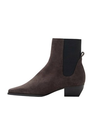 Stivale alla caviglia in suede grigio scuro con punta affusolata, pannelli laterali elasticizzati e tacco a piccolo blocco. Presenta un inserto sul retro per essere indossato facilmente.