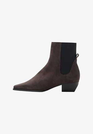 Botte de cheville en suède gris foncé avec un bout pointu, des panneaux latéraux élastiques et un petit talon carré. Présente une sangle de tirage à l'arrière.