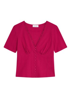 Fuchsia kortemaouwenblouse met V-hals, knoopsluiting aan de voorkant, lichte plooitjes onder de buste en subtiele getextureerde verticale lijnen.