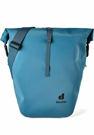 Bolso azul impermeable con cierre enrollable, correa ajustable y logo negro "deuter" en la parte frontal.