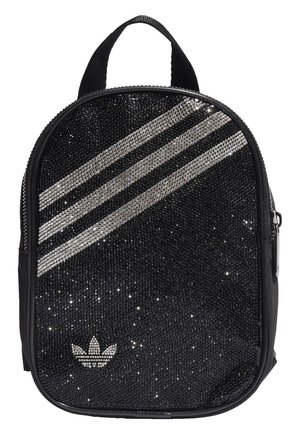 Sort Adidas mini-rygsæk dækket af sorte og sølvfarvede rhinsten med tre diagonale sølvstriber og Adidas trefoil-logo.