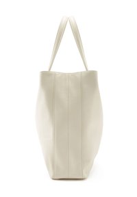 Hellbeige Leder-Shopper mit breiter, strukturiertem Form, zwei Schulterriemen und vertikalen Nähten an der Vorderseite. Glatte Textur.