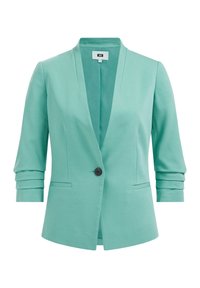 Blazer de un azul claro con solapas con muesca, cierre de un solo botón negro y mangas de 3/4 enrolladas; presenta dos bolsillos frontales y una textura de tela suave.