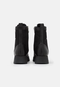 KARL LAGERFELD Kotníkové boty na platformě - black