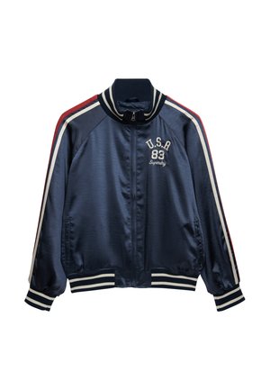Sportowa granatowa kurtka zapinana na zamek z białymi i czerwonymi paskami na rękawach, prążkowanym kołnierzem, mankietami i dołem oraz haftem "U.S.A 83 Superdry" na piersi.