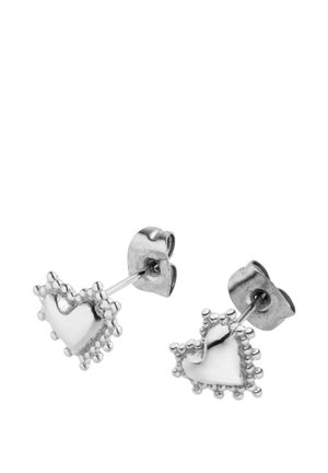 Silberne herzförmige Ohrstecker mit Perlenrand und Schmetterlingsverschluss, präsentiert auf weißem Hintergrund.