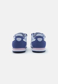 Sneakers med en övre del av blå mocka och mesh, vita accenter och en rosa sula. Bakdelen har en liten logotyp och en vadderad krage.
