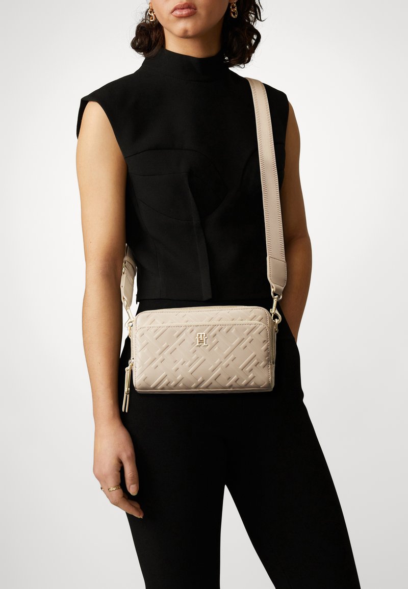Tommy Hilfiger ICONIC CAMERA BAG MONO Across body bag merino/beige