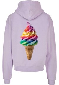 Lila kapucnis pulóver, hátulján egy nagy grafikával, amelyen színes fagylalt tölcsér látható, pink, sárga, kék és zöld örvényekkel.