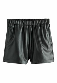 Schwarze Kunstledershorts mit elastischem Bund, Seitentaschen und lockerer Passform. Das Material hat eine glatte Textur mit einem dezenten Glanz.