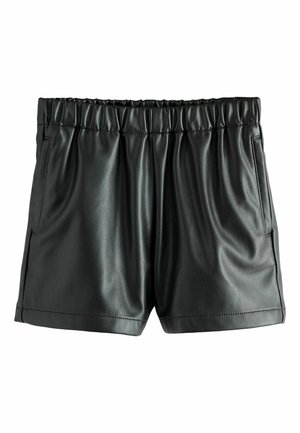 Schwarze Kunstledershorts mit elastischem Bund, Seitentaschen und lockerer Passform. Das Material hat eine glatte Textur mit einem dezenten Glanz.