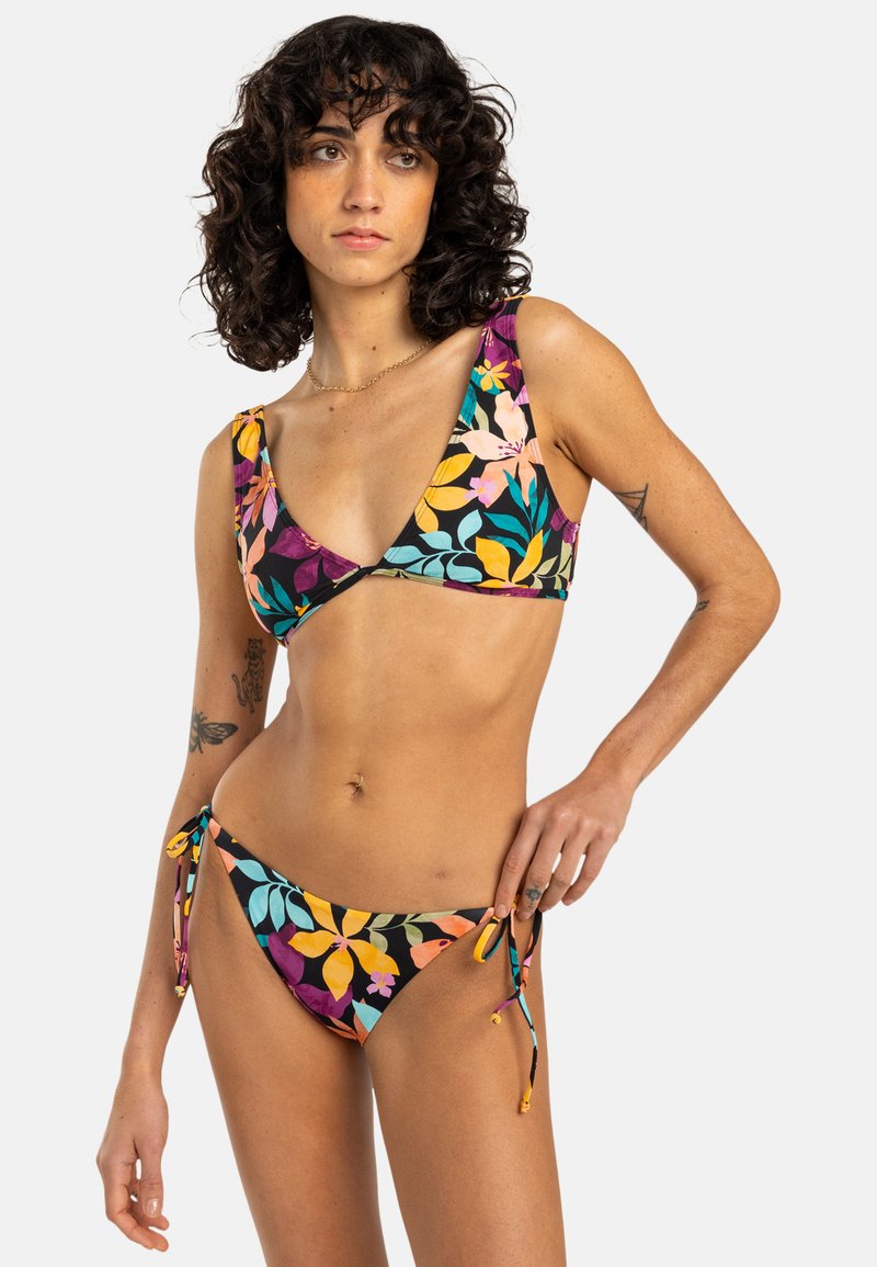 Blommönstrad bikini i flera färger, med en triangulär topp med breda band och knytbara trosor i sidorna, tillverkad av ett mjukt, elastiskt material.