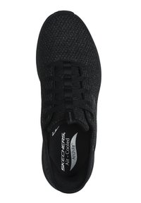 Černé tenisky Skechers s texturovaným svrškem, šněrováním a šedým brandingem na stélce. Vybaveno technologií Arch Fit s chlazením vzduchem.