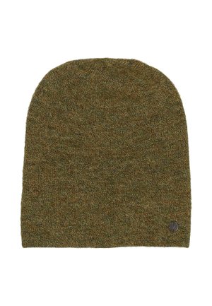 Olijfgroene gebreide beanie muts met een klein rond metalen logo label nabij de onderrand.