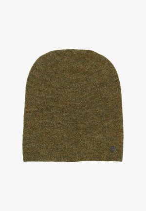 Olivgrüner gestrickter Beanie-Hut mit einem kleinen runden Metall-Logo-Tag in der Nähe der unteren Kante.