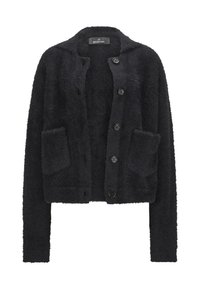 Schwarze, flauschige Strickjacke mit rundem Halsausschnitt, Knopfverschluss vorne und zwei aufgesetzten Taschen. Die Jacke hat eine weiche Textur und lange Ärmel.