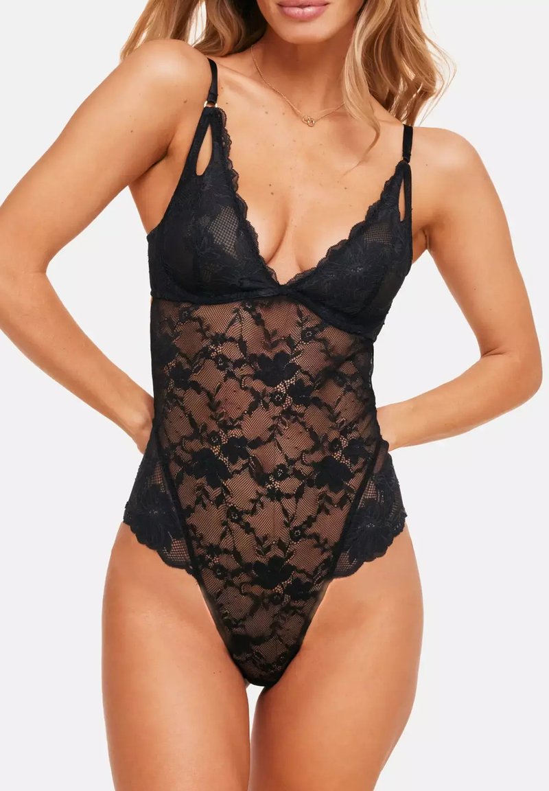 Czarny kombinezon z koronką, ozdobiony kwiatowymi wzorami, z głębokim dekoltem, regulowanymi ramiączkami oraz wysokim krojem nogawek z misternymi detalami.