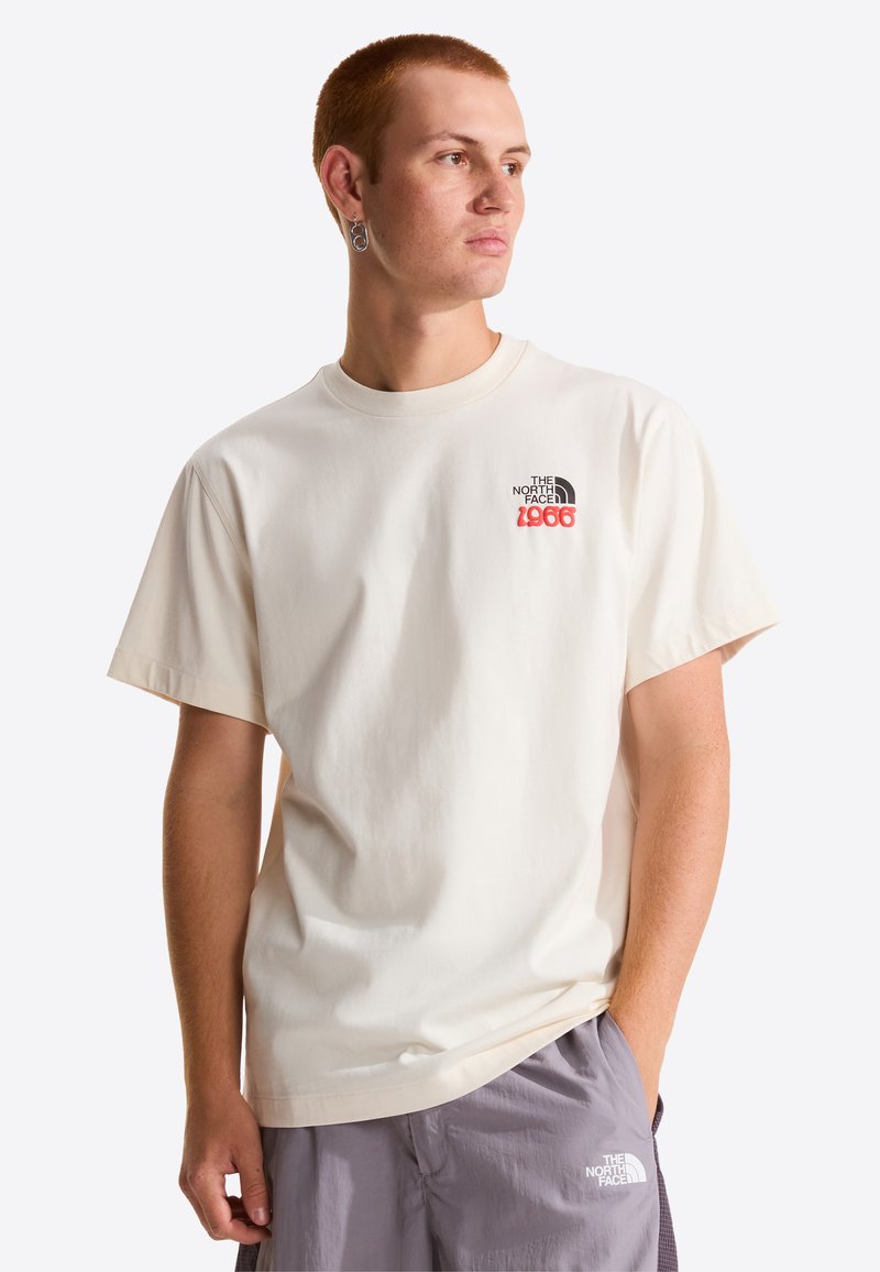 The North Face M MOTION RELAXED SHORT SLEEVE TEE - Triko s potiskem - white dune