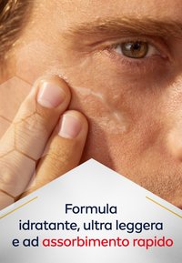 Formula gel idratante applicata sulla pelle; consistenza chiara e leggera; primo piano della texture della pelle liscia e della mano. Il testo è visibile sullo sfondo.