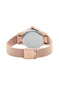 Montre avec un bracelet en maille dorée rose, un boîtier en acier inoxydable poli, un dos texturé et une boucle arborant le logo de la marque.