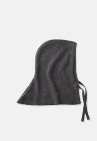 Balaclava de punto acanalado gris con forma ajustada, que incluye lazos laterales para el ajuste. Textura suave y bordes lisos para mayor comodidad.