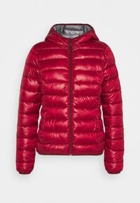 Giacca imbottita rossa con finitura lucida, cappuccio, chiusura con zip e polsini a costine. Presenta cuciture orizzontali per isolamento e texture.