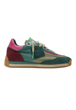 Zapatilla baja con paneles verdes, rosas, burdeos y beige, cordones marrones y suela de goma, vista desde el lado exterior.