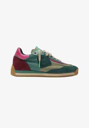 Zapatilla baja con paneles verdes, rosas, burdeos y beige, cordones marrones y suela de goma, vista desde el lado exterior.
