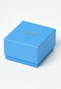 Blå kartonglåda med en slät yta, med guldpräglad text "FAVS." på toppen. Fyrkantig form, stängd design.