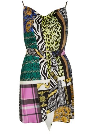 Multikleurige mouwloze jurk met dunne bandjes, gemengde dierenprints, kettingen, barokke patronen en een taille met een riem en zilverkleurige ringgesp.