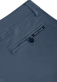 Pantalons de club polo bleu marine au design épuré, dotés d'un seul bouton, d'une coupe plate à l'avant et d'une petite étiquette cousue dans la couture latérale.