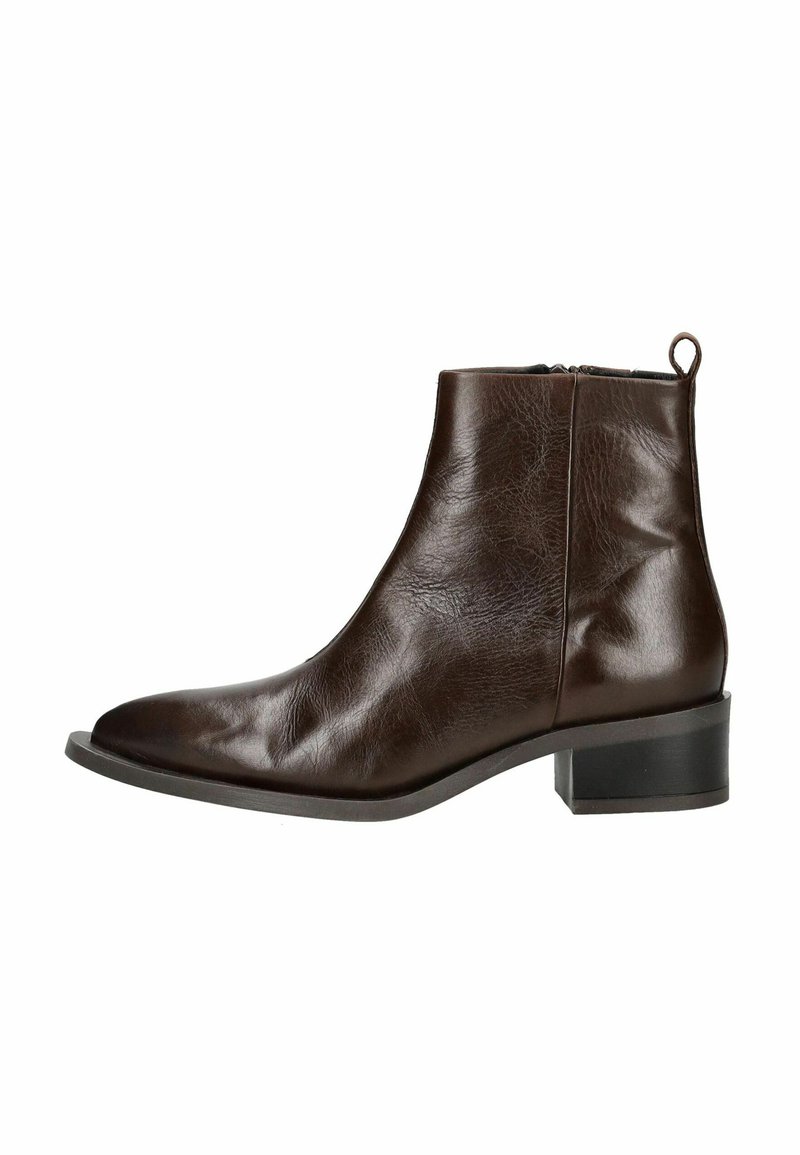 Stivale alla caviglia in pelle marrone con punta arrotondata, texture liscia e tacco basso a blocco; presenta una cerniera laterale e un'altra linguetta sul retro.
