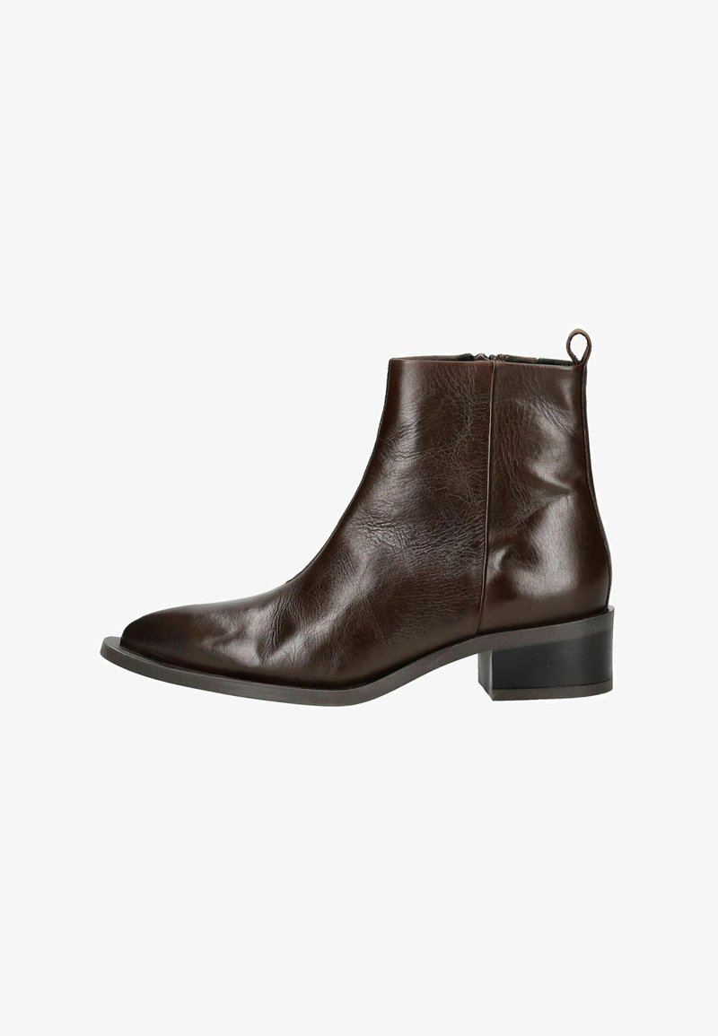 Bottine en cuir brun avec un bout arrondi, texture lisse et un petit talon carré ; dotée d'une fermeture éclair sur le côté et d'une languette à l'arrière.